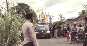 Bhabinkamtibmas Polsek Melaya, Bali Berikan Pengawalan Pada Acara Pengabenan