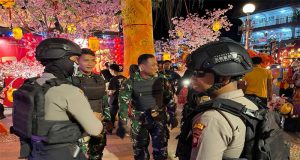 Berikan Rasa Aman Pada Malam Tahun Baru Imlek, Personel TNI- Polri di Singkawang Lakukan Patroli Gabungan