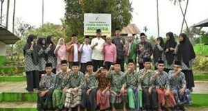 Gubernur Mahyeldi Serahkan Bantuan Untuk Ponpes Andalusia Batu Bajarang Solok Selatan