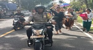 Bhabinkamtibmas Berikan Perhatian Pada Prosesi Pengabenan Warga Banjar Candikusuma