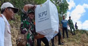 Perjuangan tak kenal lelah, Babinsa Kodim 0801/Pacitan Distribusikan Logistik Pemilu 2024