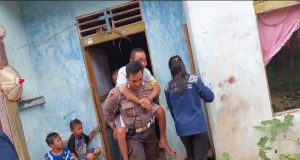 Aksi Humanis Anggota Polres Sekadau Gendong Lansia ke TPS