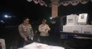 Kapolsek Melaya Memastikan Keamanan Kotak Suara dan Surat Suara di PPK Kecamatan Melaya