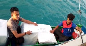 Perjuangan Personel Polres Beltim Amankan Kotak Suara, Gunakan Sampan Untuk Sampai Ke Daratan Pulau Batun