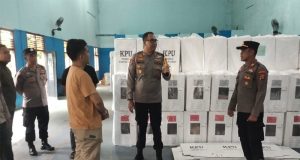 Kapolres Tanggamus Beri bingkisan pada Personil Pengamanan di PPK dalam rangka Pemilu 2024
