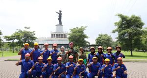 Dankodiklatal Panen Raya Buah Naga di Taman Dispen Kodiklatal