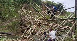 Peduli Masyarakat Perbatasan, Satgas Yonarmed 16/TK Gotongroyong Perbaiki Jembatan