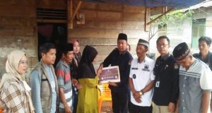 KPU Tanggamus, Serahkan Santunan Kepada Anggota Keluarga KPPS Yang Wafat Senilai 46 Juta