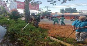 Babinsa 1202-03/SKH Bersama Warga Tanamkan Semangat Gotong Royong kepada murid SD