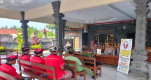 Pada Kegiatan Jum’at Curhat Kapolsek Melaya Ajak Kelian Adat, Pecalang, dan Linmas untuk Jaga Kamtibmas