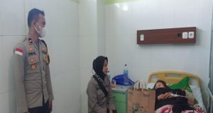 Rasa Empati, Kapolsek Marawola Besuk Penyelenggara Pemilu Yang Sakit