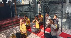 Tingkatkan Keimanan dan Ketaqwaan: Personel Polsek Melaya Sembahyang Rahina Purnama