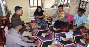 Bentuk Kepedulian, Polres Agam Bersama KPU Besuk Anggota KPPS Yang Sakit, Kasat Intelkam : “Alhamdulillah Kondisinya Sudah Membaik”