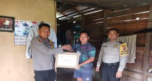 Waka Polres Kayong Utara Kompol Aris Sutrisno, S.Pd Sambangi dan Memberikan Tali Asih Kepada Petugas KPPS dan PPS Kec. Sukadana Kabupaten Kayong Utara