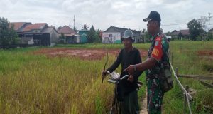 Melalui Komsos, Babinsa Koramil 1202-03/SKH Ciptakan Rasa Aman Dan Nyaman Di Wilayah Binaan