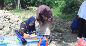 Pj Walikota Prabumulih Didampingi Kepala Dinas Sosial Berikan Bantuan Kepada Korban Kebakaran