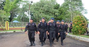 Satgas OMB Kapuas Polda Kalbar Turunkankan 2 SST Pasukan Gabungan Satbrimob Dan Ditsamapta Guna Amankan Rapat Pleno Terbuka Tingkat Kabupaten Kubu Raya