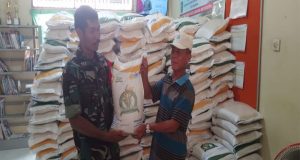 Babinsa 1202-04/SKT Monitoring Penyaluran Pembagian Beras Kepada Warga
