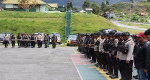 Kapolres Puncak Jaya Bersama Dandim 1714/PJ Pimpin Apel Gabungan dan Patroli Show Force Pengamanan Sidang Pleno Tingkat Kabupaten