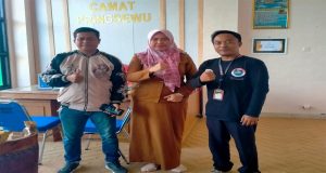 Kunjungan Kaperwil Media Suara Mabes Provinsi Lampung, Delta Ardiles SE dan Media Selidik Post Kabupaten Pringsewu Veri, ke PLT Camat Kecamatan Pringsewu Erli Yunarni SE