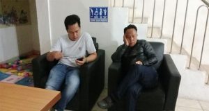 Terlalu, Dua Komisioner Bawaslu OKU Diarak Ke Mapolres Karena Menerima Suap Miliaran Rupiah