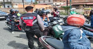 Hari Pertama OPS Keselamatan Progo 2024, Personil Melakukan Sosialisaai Tertib Berlalulintas