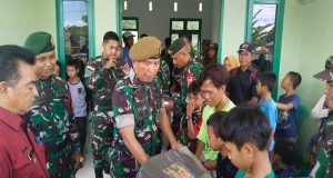 Meriahkan HUT Kostrad Ke-63, Satgas Yonarmed 10/ Bradjamusti Gelar Sunatan Massal fi Perbatasan RI-MLY