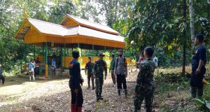 Menyambut HUT Hari jadi kota Sanggau Koramil 01/Kapuas Karya Bakti Bersihkan Makam Raja-raja Mengkiang