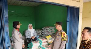 Jum’at Curhat; Kapolres Pesawaran Dampingi Pejabat Polda Lampung cek Harga Sembako Di Pasar Gedong Tataan
