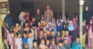 Serka Herlangga Babinsa Pekon Blitarejo memberikan penjelasan tentang Propesi TNI di Pekon Blitarejo, kepada anak-anak Paud Latipah 3 Pekon Blitarejo
