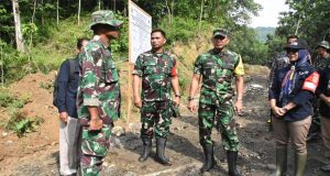 Kasiter Kasrem 072/Pamungkas Dampingi Tim Wasev Tinjau Pelaksanaan TMMD