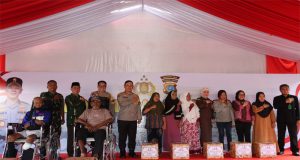 Kunjungan Kerja Di Polresta Palu Kapolda Sulteng Bagikan Paket Sembako dan Kursi Roda