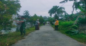 Babinsa Kelurahan Bukit Batu Melaksanakan Kegiatan Kerja Bakti Bersama Warga Kelurahan Bukit Batu Kecamatan Singkawang Tengah