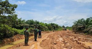 Alat Berat Sangat Membantu Proses Pelabaran Jalan TMMD