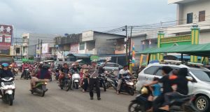 Antisipasi Kemacetan, Satlantas Mengatur Lalu Lintas Di Depan Masjid Syuhada