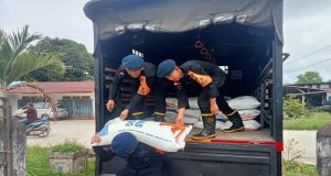 SAR Satbrimob Kalbar Sigap Dan Tanggap Ikut Distribusikan Bantuan Banjir