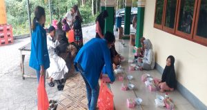 Mahasiswa Fakultas Sekolah Tinggi Ilmu komputer ( STIK ) Univesitas Rajawali Talaud Berbagi Takjil Di Mesjid JabalRahmah Melonguane