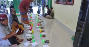 Berkah Ramadhan, Polres Kepulauan Talaud Bagi Takjil Gratis di Masjid