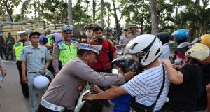 Polres Beltim Bagikan Helm Gratis, Bagi Pengendara Motor Yang Taat Aturan Di Operasi Keselamatan Menumbing 2024