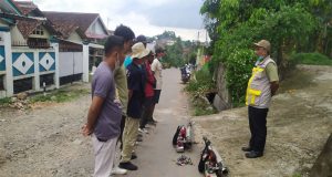 Cegah Merabahnya DBD Kepala Pekon Rejosari Khotmanudin Bersama Tim Desa Dan Kesehatan Lakukan Fogging ke Rumah Warga