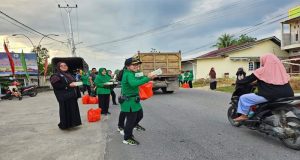 Persit KCK Cabang LV Yonarmed 16 PD XII/Tanjungpura Bagikan Takjil Kepada Masyarakat