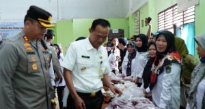 Pj Walikota Prabumulih, H. Elman, ST MM, Hadiri Langsung Gerakan Pangan Murah dan Pasar Murah Di Kelurahan Sukaraja
