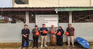 Di Guyur Hujan Polres Landak Bagikan Takjil Di Pondok Pesantren Al Muslimun Desa Raja