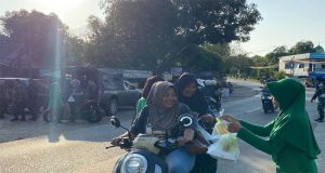 Bulan Penuh Berkah, Dandim 1204/Sgu Dan Ketua Persit KCK Cabang XLVIII Kodim 1204 Bagi-Bagi Takjil Ramadhan Kepada Masyarakat