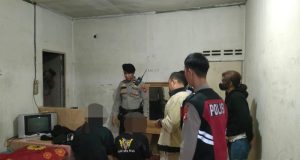 Asik Kelonan Enam Sejoli Kaget Lempar Selimut Akibat di Datangi Polisi