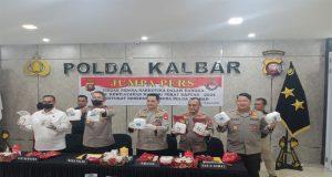 Polda Kalbar Gelar Jumpa Pers Penangkapan Pengedar Narkoba di Pontianak dengan Barang Bukti 15 Kg Sabu