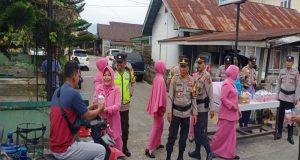 Iptu Dailalul Khairat, Kapolsek Tilatang Kamang Bagi Takjil Bentuk Kepedulian Terhadap Sesama