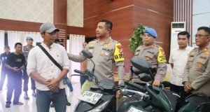 Kapolres Metro Bekasi Kombes Pol Twedi Aditya Bennyahdi Memimpin Konferensi Pers