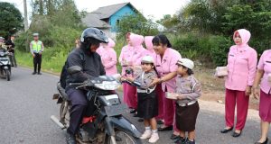 Kapolres Beltim Dan Bhayangkari Cab.Beltim Bagikan Takjil Untuk Pengendara