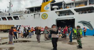 Arus Mudik Mulai Meningkat, Babinsa Perketat Pengamanan di Pelabuhan Kumai